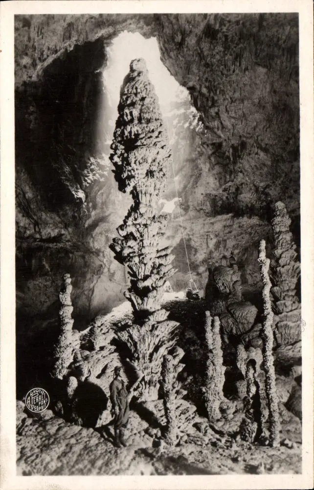 Aven d'Orgnac (Ardèche) — Form einer "Kokosnuss" — Photo Albert Pernel - Pont-Saint-Esprit - Vorderseite