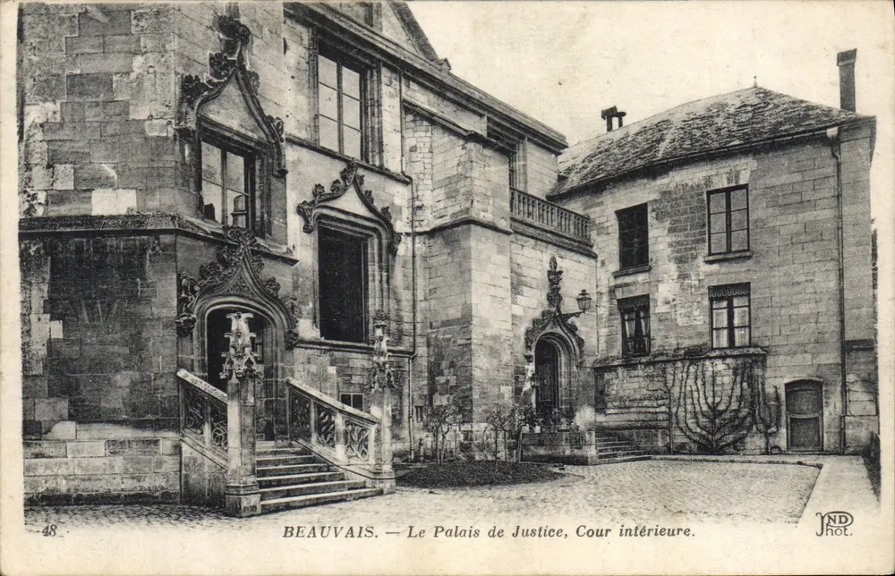Beauvais — O Palácio de Justiça, Cour intérieure — ND Phot. - Frente
