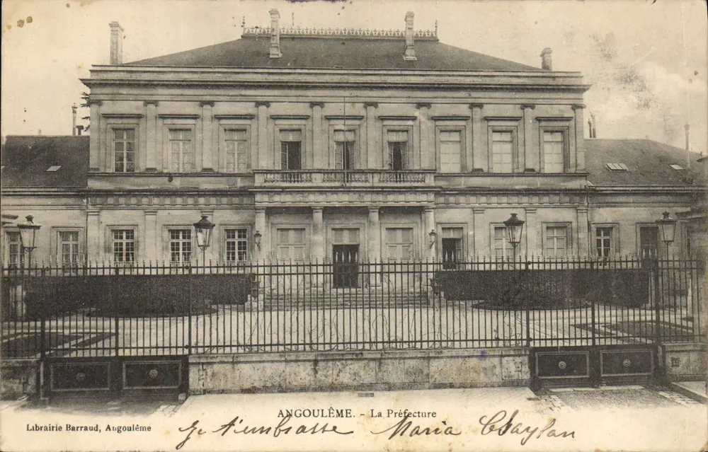 Angoulême - A Prefeitura — Livraria Barraud, Angoulême - Frente