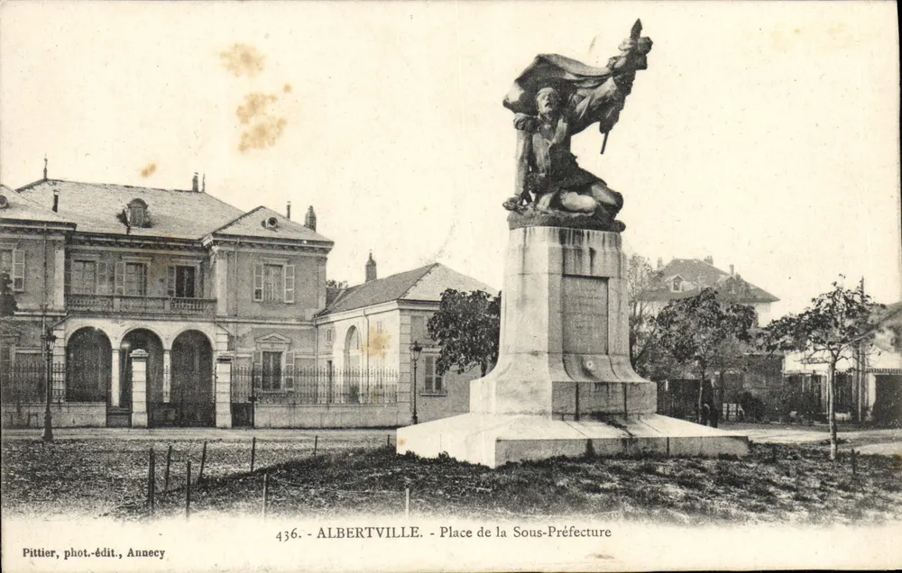 Albertville - Praça da Subprefeitura — Monumento com estátua de um soldado segurando uma bandeira — Pittier, fot.-edit., Annecy, n° 436 - Frente