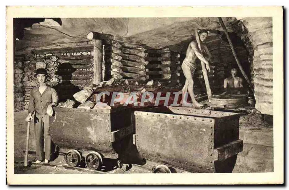 अंडरग्राउंड माइन — माइनर्स और ट्रैक्टर - आगे