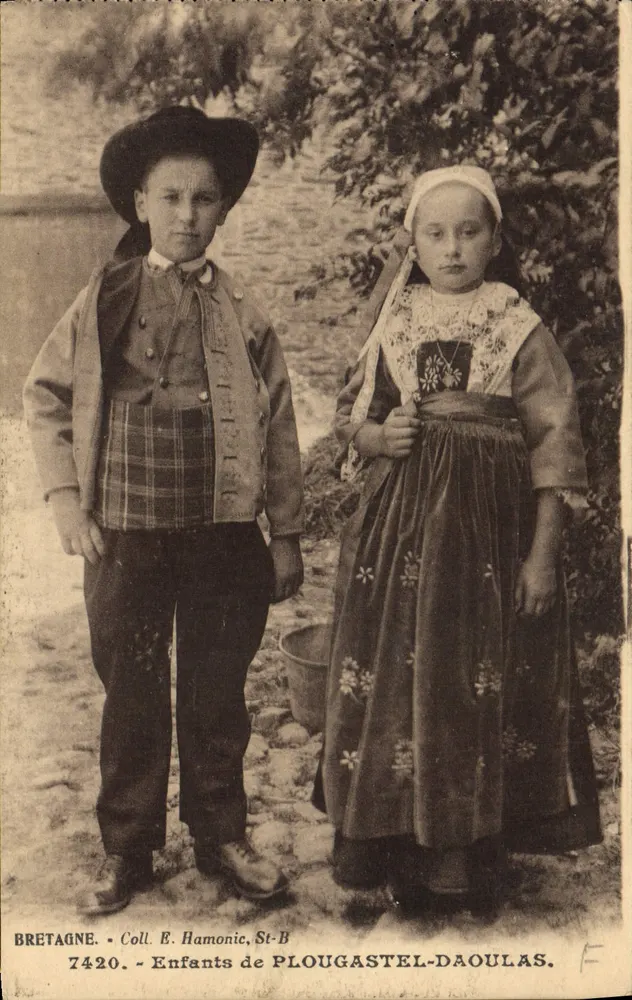 Crianças de Plougastral-Daoulas — Bretagne — Coleção E. Hamonic, St-B, n° 7420 - Frente