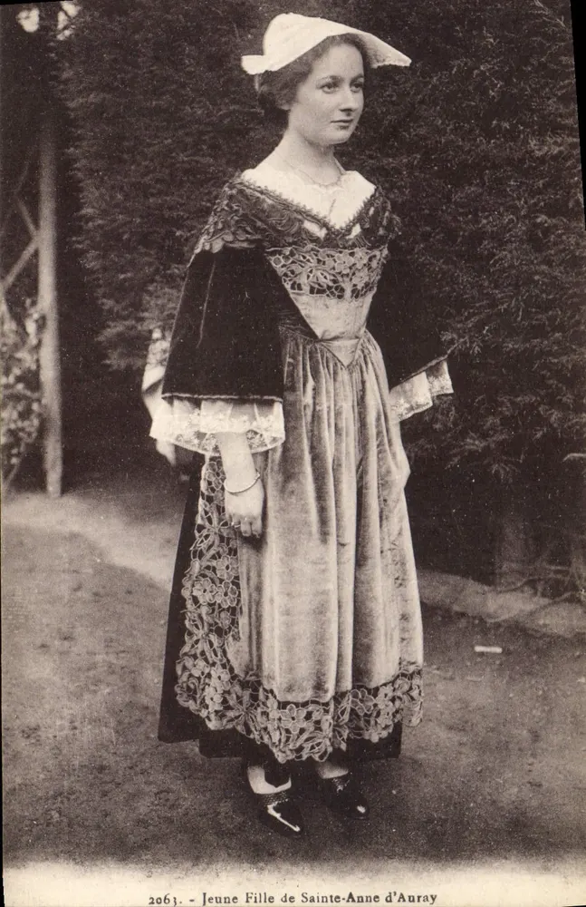 Junge Frau aus Sainte-Anne d'Auray — traditionelles Kleid — Laurent-Néel, Némenne - Vorderseite