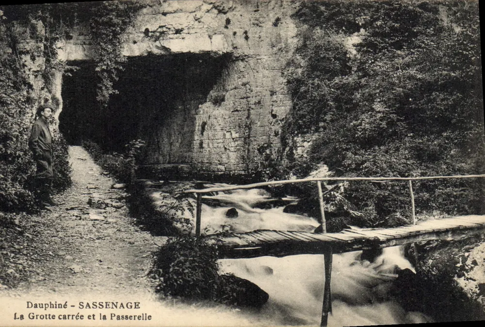 Dauphiné - Sassenage — La Grotte carrée und die Passerelle - Vorderseite