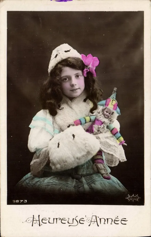 Fille en robe et bonnet festif — avec poupée et ours en peluche — éditeur RADIO 73, n° 9873 - Vorderseite