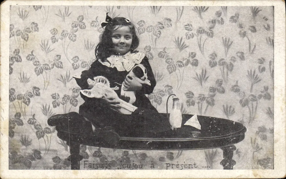 Lass uns jetzt spielen... — Kind mit Spielzeug — Anonyme Postkarte - Vorderseite