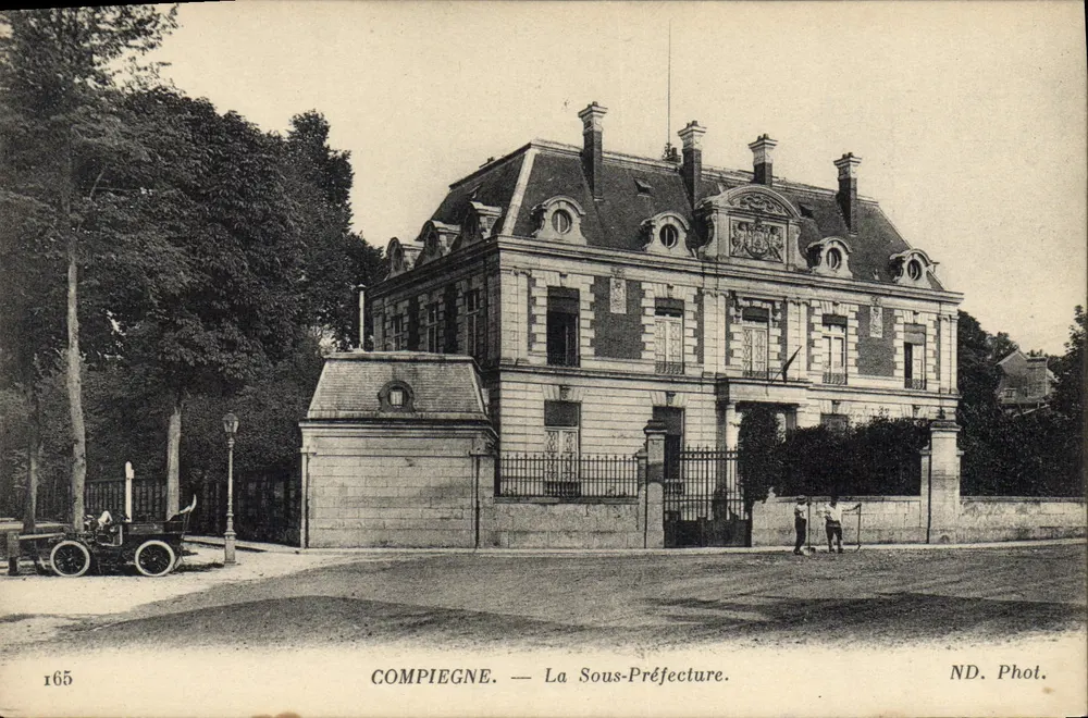 Compiègne — A Subprefeitura — ND. Fot. - Frente