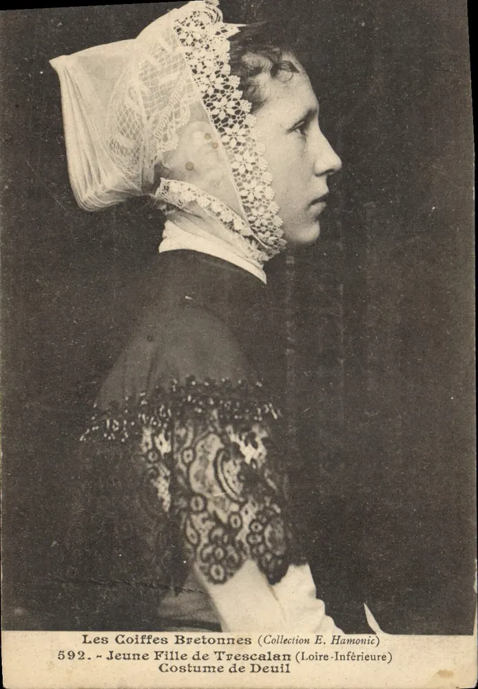 Junge Frau aus Trescalan — Trauerkleid — Sammlung E. Hamonic - Vorderseite