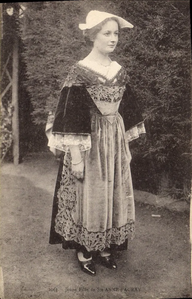 Jovem Menina de Ste Anne d'Auray — traje tradicional — editor desconhecido, n° 2063 - Frente