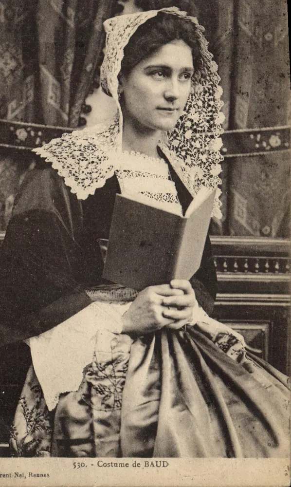 Mulher em traje de Baud — Rennes — Carta postal n°530 — Editor: René Nel - Frente