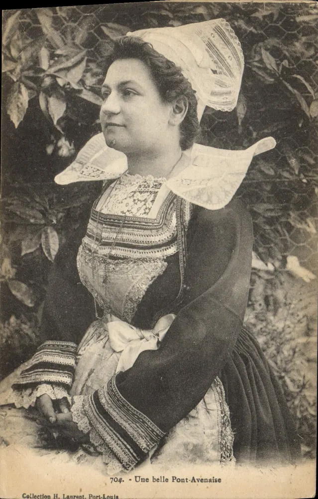 Uma bela Pont-Avenaise — Coleção H. Laurent, Port-Louis, n°704 - Frente
