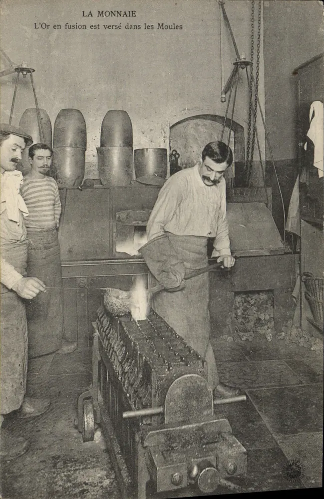 Die Münze — Schmelzgold wird in die Formen gegossen - Vorderseite