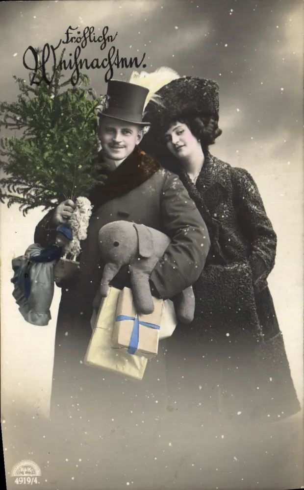 Paar in Winterkleidung mit Tannenbaum und Geschenken — H. K. 4919/4 - Vorderseite
