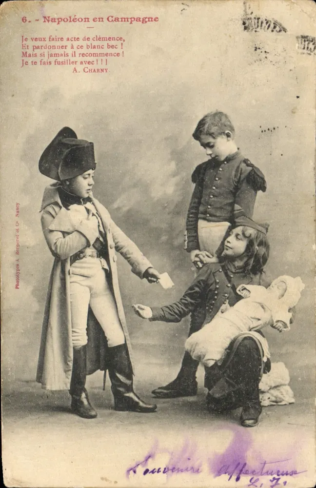Napoléon in der Schlacht — Szene mit drei Kindern in militärischer Uniform — Phototypie A. Berpervé et Cie, Nancy, n°6 - Vorderseite