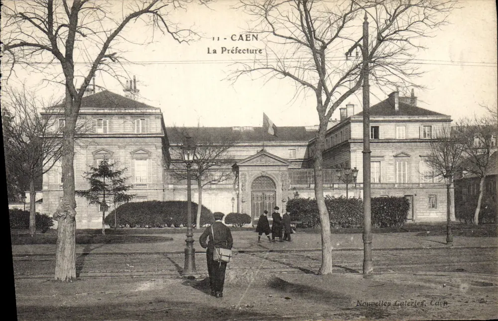 Caen — A Prefeitura — Novas Galerias, Caen - Frente