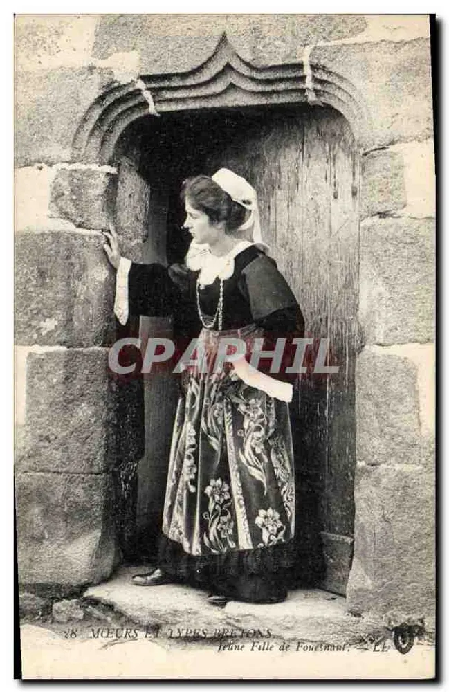 Jeune Fille de Fouesnant — Type breton en costume traditionnel devant une porte en pierre — Éditeur : É. L. - Vorderseite