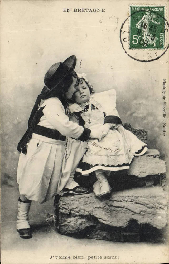 Dois crianças em traje bretão — Na Bretanha — Fototype Vasselier, Nantes - Frente
