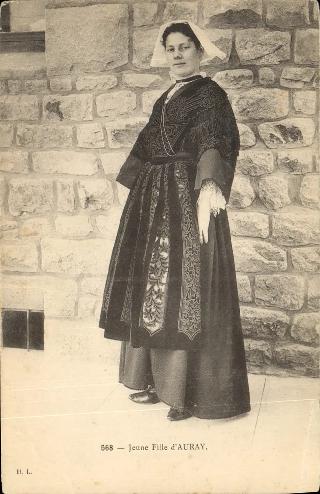 Menina jovem de Auray — traje tradicional — H. L., n° 568 - Frente