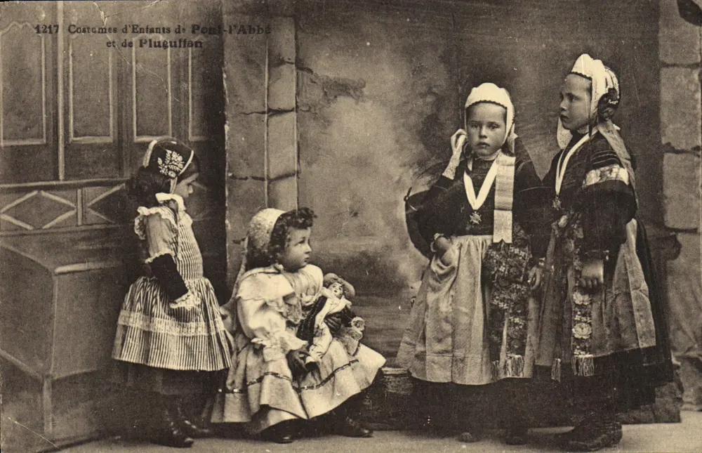Trajes de Crianças de Pégri-l'Abbé e de Pluguffan — Editor Villard, n° 1217 - Frente