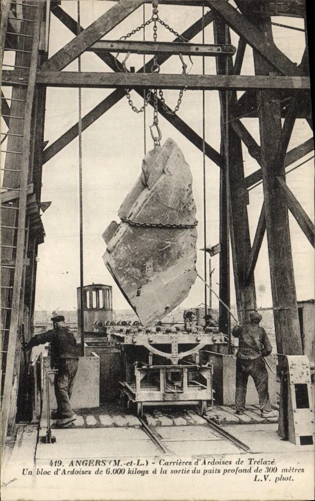 Schlackenhöfe von Trélazé — Ein 6.000-Kilogramm-Schleifsteinblock am Ausgang des 300 Meter tiefen Schachtes — L.V. phot. — Nr. 419 - Vorderseite