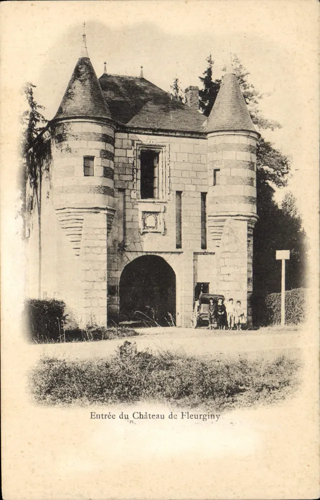 Entrada do Castelo de Fleurginy — vista da entrada monumental com duas torres cônicas — editor não visível - Frente