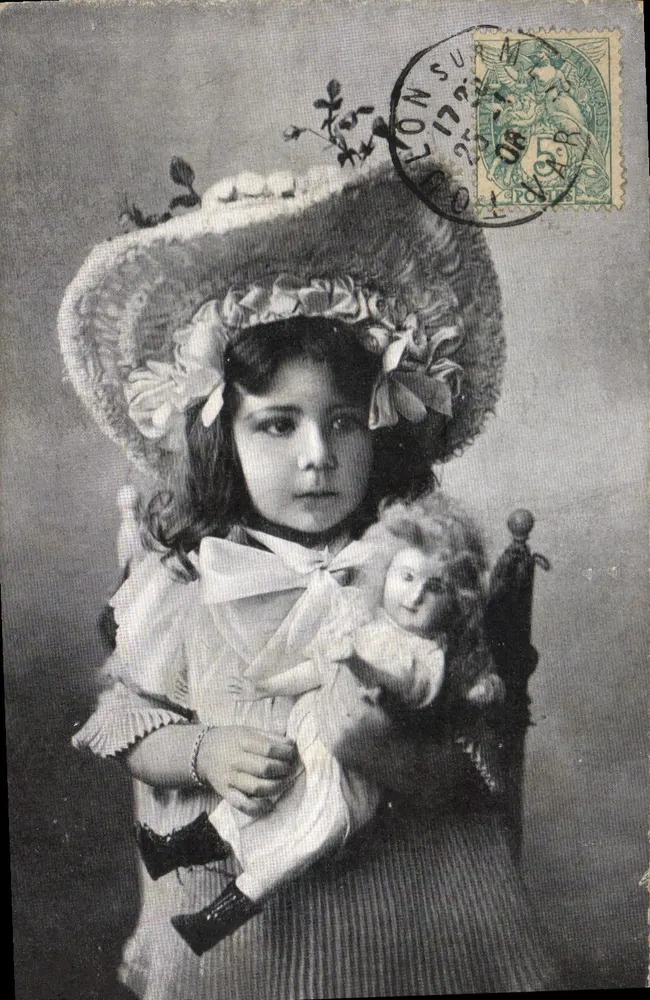 Kleine Mädchen mit Blumenhut — mit Puppe — veröffentlicht von Société des Cartes Postales de Lyon - Vorderseite