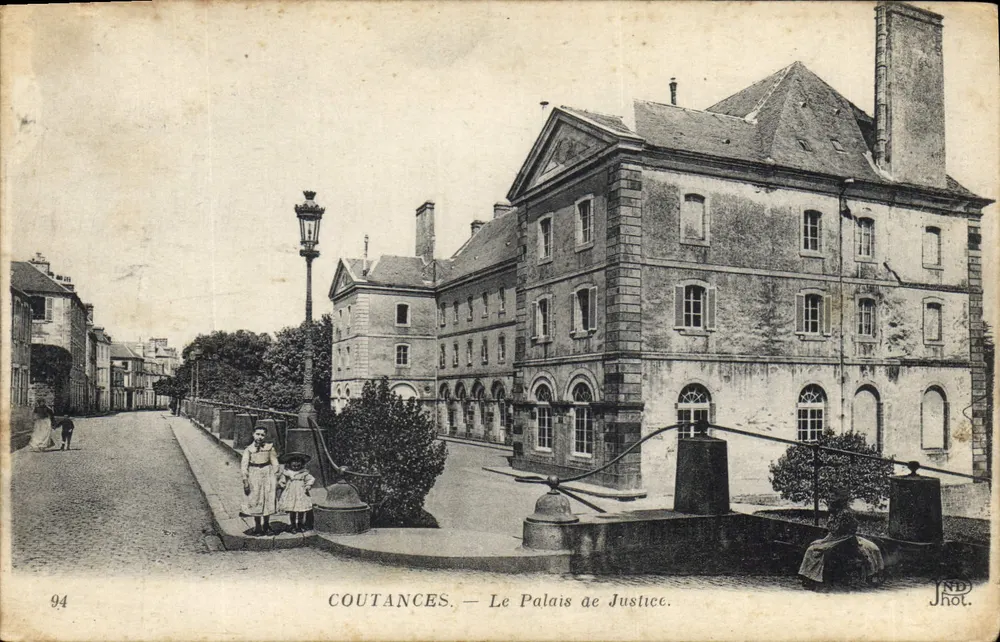 Coutances — O Palácio de Justiça — JND Fot. - Frente