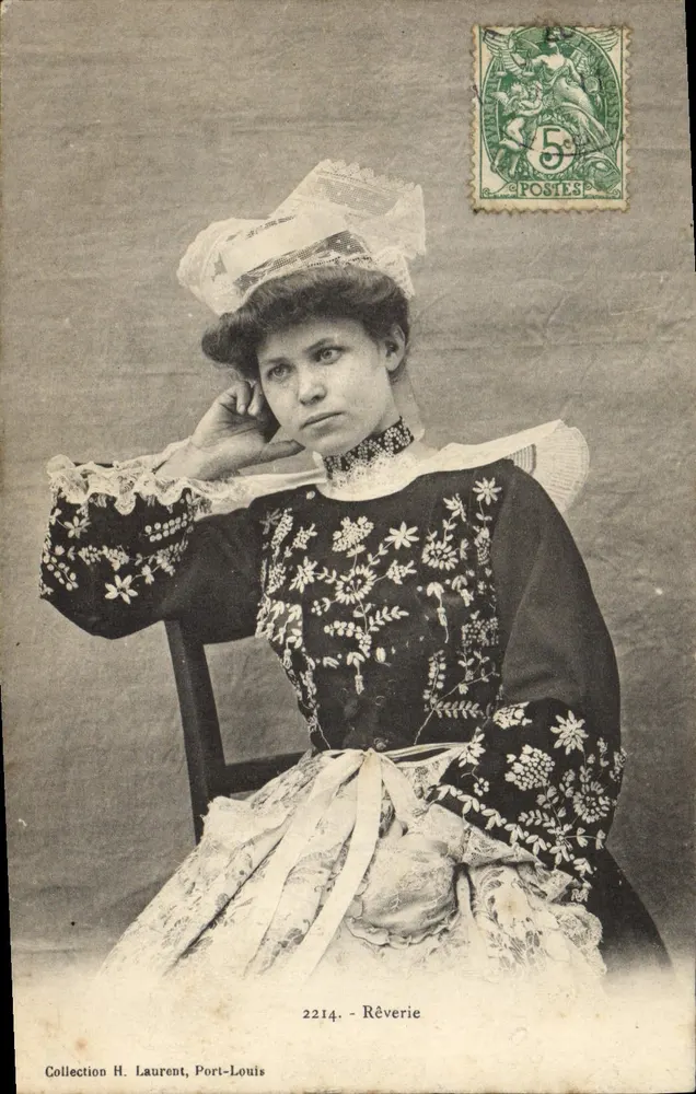 Młoda kobieta w sukni wyhaftowanej — Marzenie — Zbiór H. Laurent, Port-Louis, nr 2214 - Awers