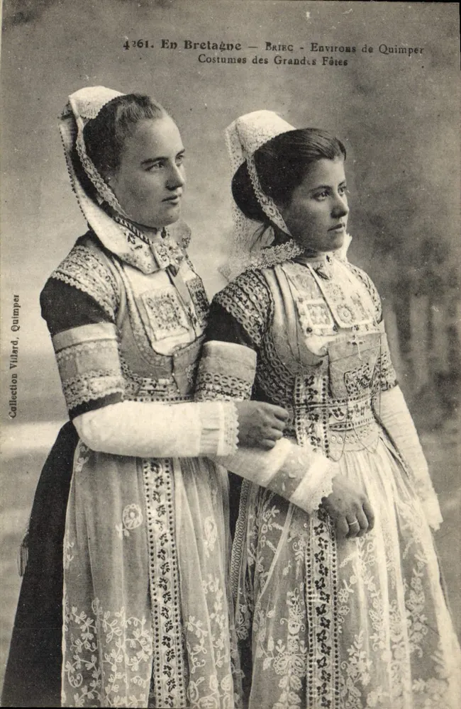 Zwei junge Frauen in bretonischen Kleidern — Briec, in der Nähe von Quimper — Sammlung Villard, Quimper - Vorderseite