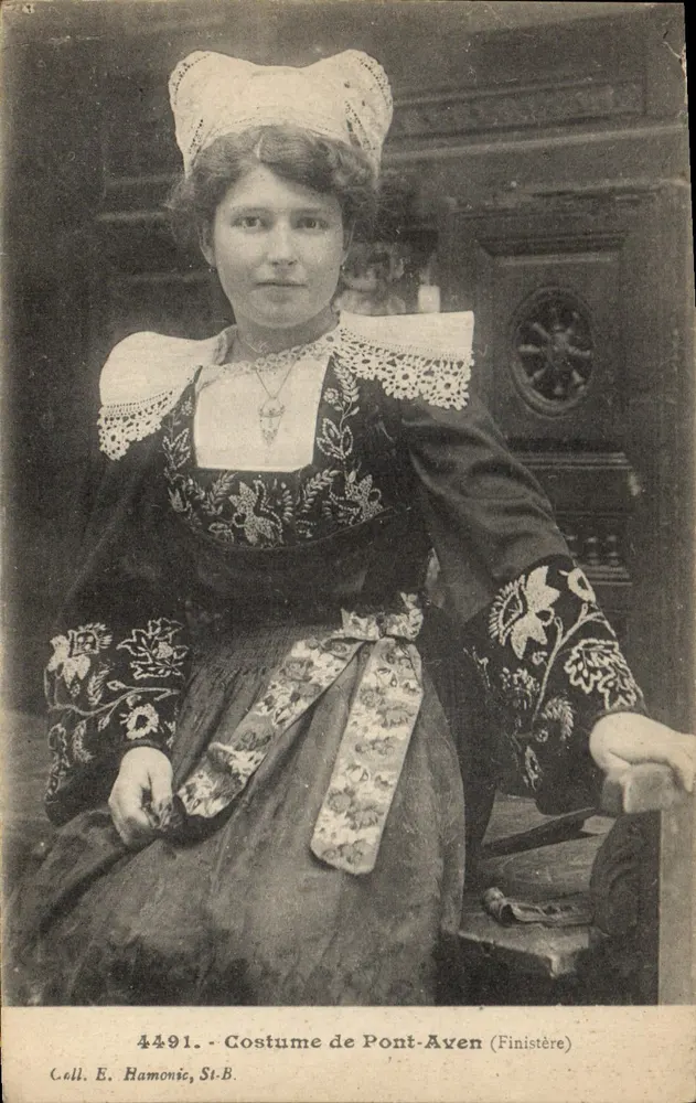Traje de Pont-Aven (Finistère) — mulher usando traje tradicional — Call. E. Hamonic, St-B. - Frente
