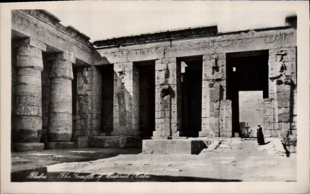 Tebas — O Templo de Médinet Habou - Frente