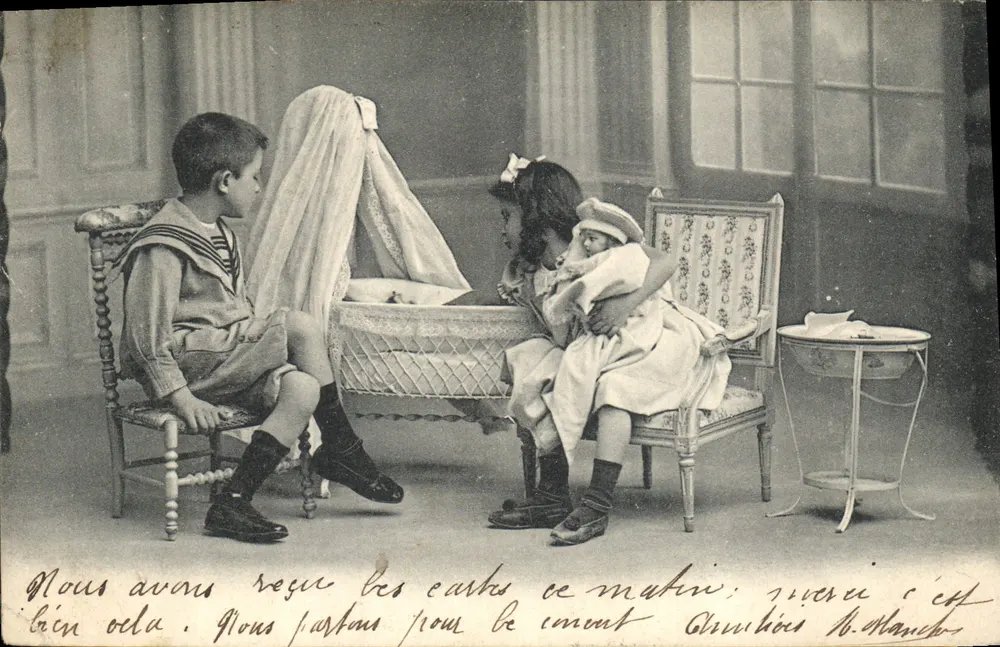 Zwei Kinder spielen mit Puppen — Innenraum-Szene — Clément, Tournier & Cie, Genf, Serie 33 - Vorderseite