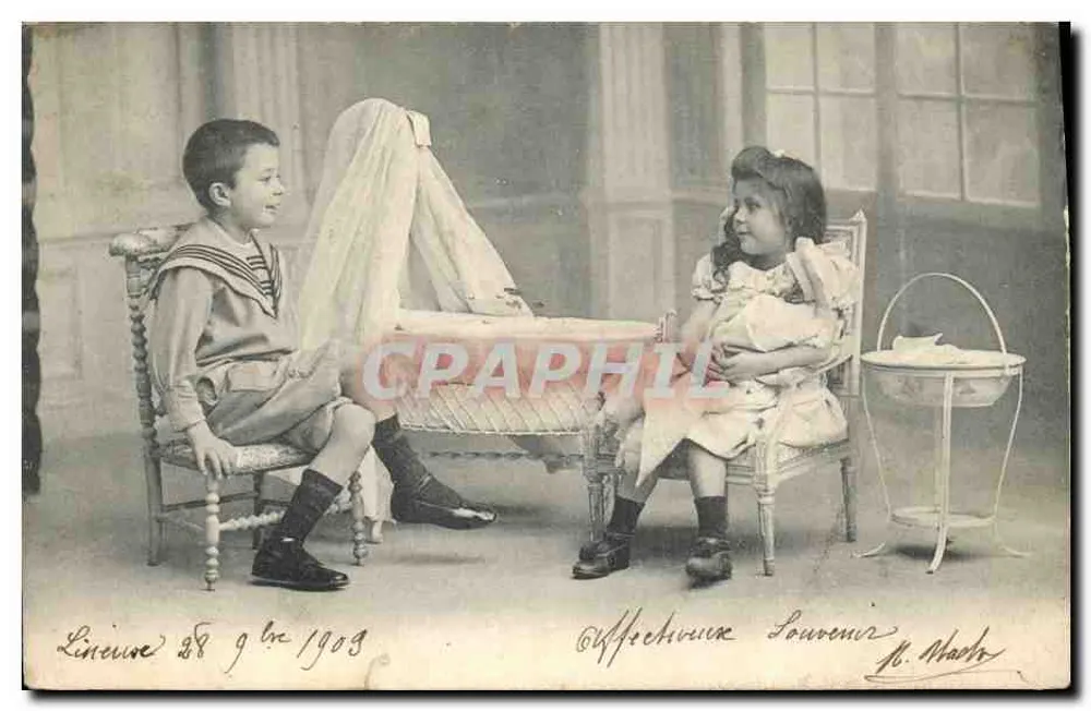 Deux enfants jouant près d'un berceau — scène de studio — éditeur Clément, Tournier & Cie, Genève, série 33 - Vorderseite