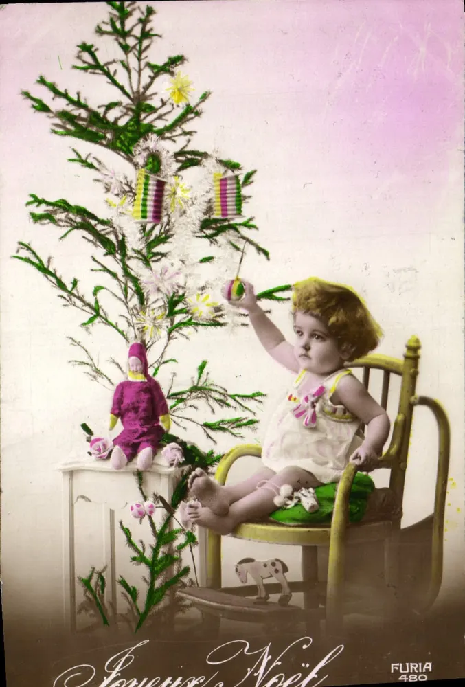 Kind spielt neben einem Weihnachtsbaum — Verlag Furia, Nr. 480 - Vorderseite