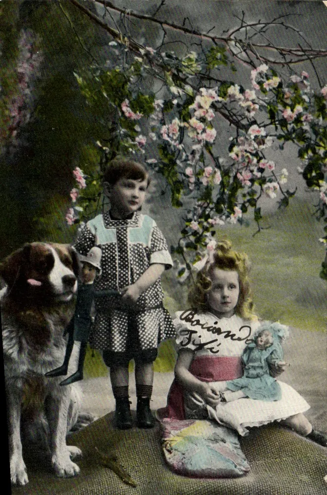Deux enfants et un chien sous un arbre en fleurs — éditeur non visible - Vorderseite