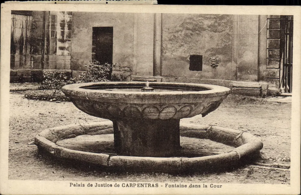 Palast der Gerechtigkeit von CARPENTRAS — Fontäne im Hof — F. Détaille, Foto veröffentlicht, Marseille - Vorderseite