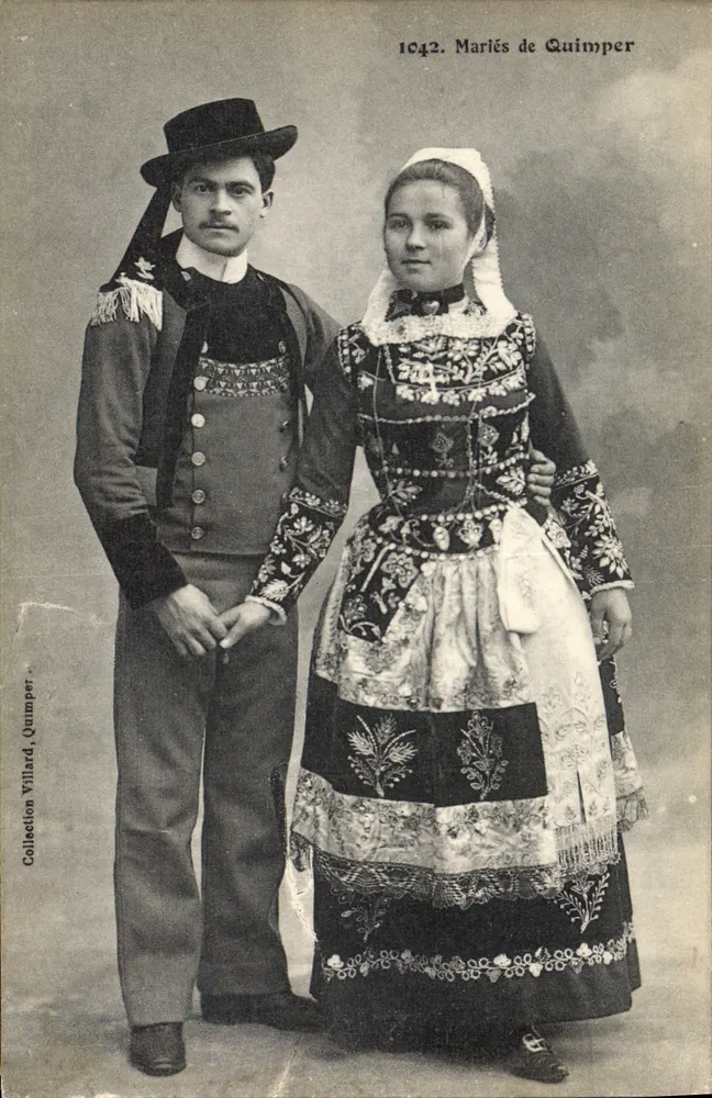 Mariés de Quimper — couple en costume traditionnel — Collection Villard, Quimper - Awers