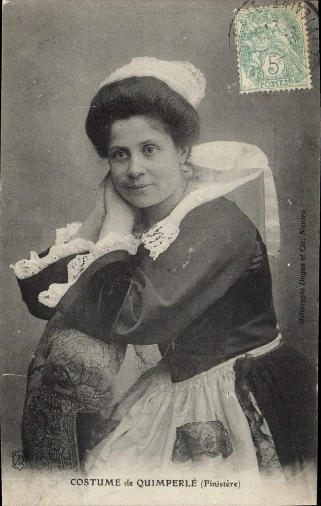 Traje de Quimperlé (Finistère) — Héloïse Dugas e Cie, Nantes — número de série não visível - Frente