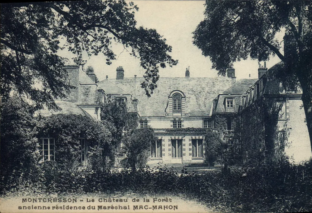 Montgresson - Schloss des Waldes - ehemalige Residenz des Marschalls MAC-MAHON - Vorderseite