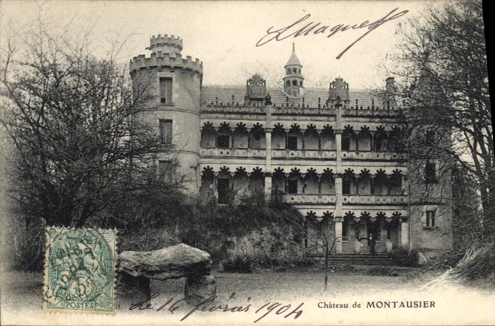 Zamek Montausier — widok zamku z okrągłą wieżą — wydawca: Magneff - Awers