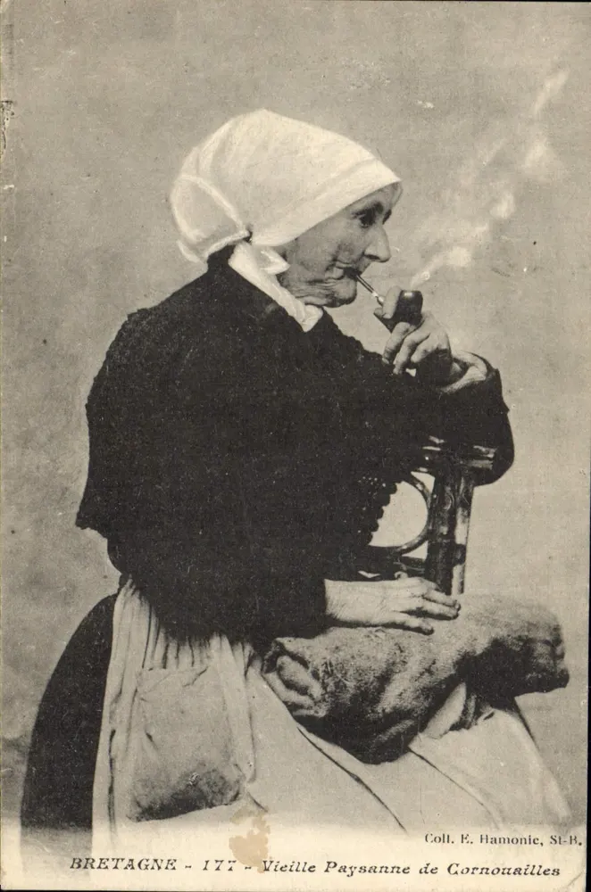 Vieille Paysanne de Cornouailles — femme âgée fumant une pipe, assise — Coll. E. Hamonie, St-B. - Frente