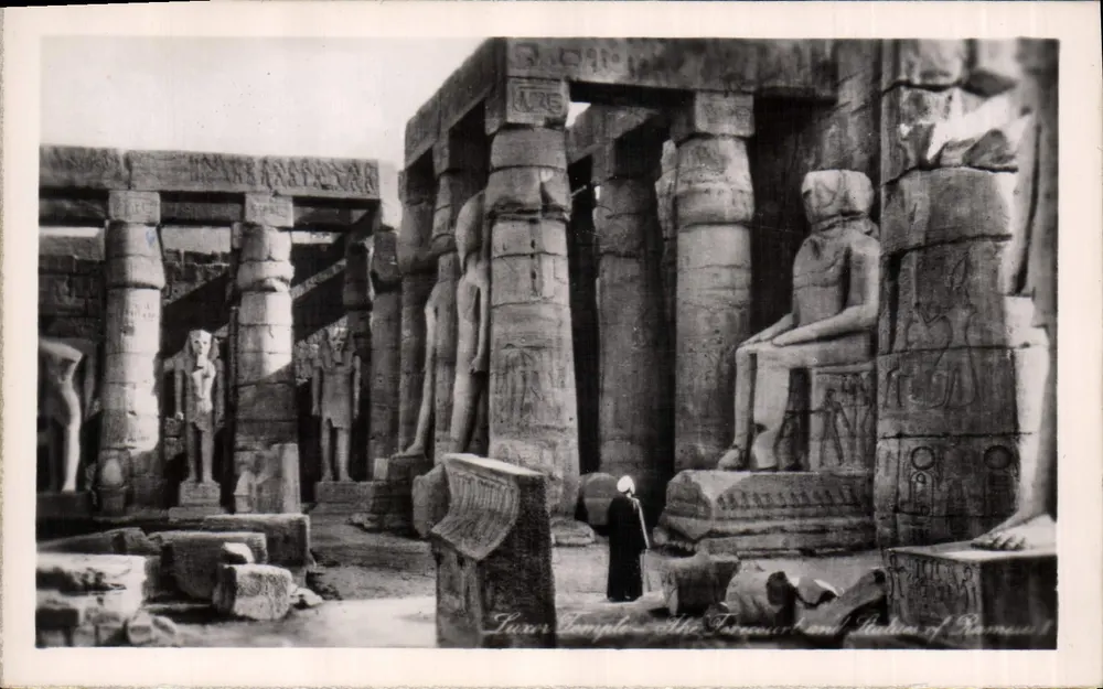 Templo de Louxor — Pátio de honra e estátuas colossais de Ramsés II - Frente