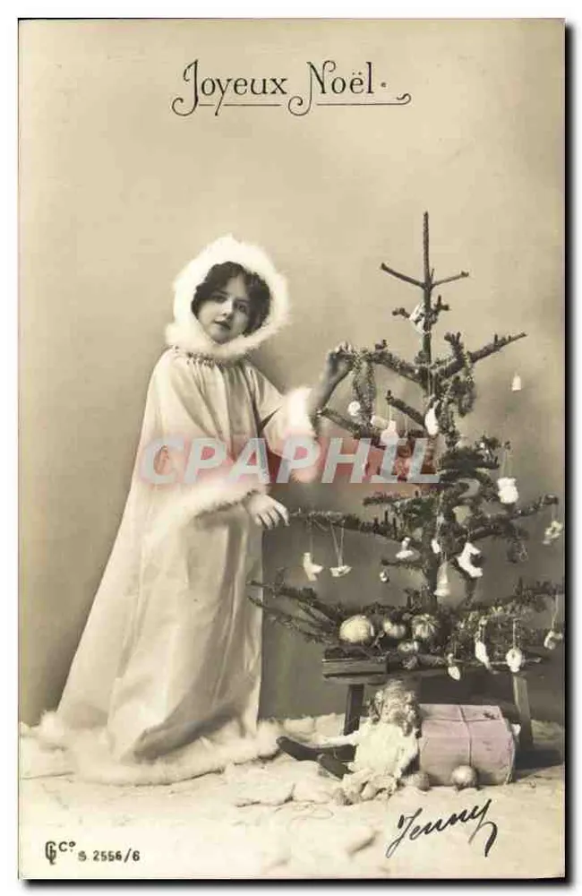 Junge Frau in einer Pelzkapuze neben einem Weihnachtsbaum — GC° 2556/8 — GC° - Vorderseite