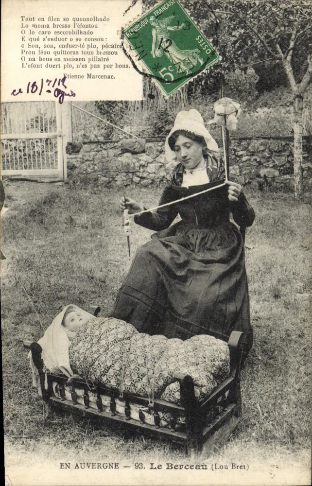 Frau im traditionellen Bretonischen Kleid — ein Kind wiegt — Le Berceau (Lou Bret), Auvergne — Verleger nicht sichtbar, Seriennummer 93 - Vorderseite