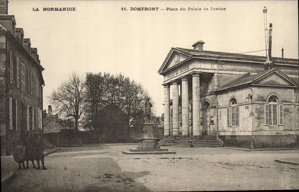 Domfront — Plein van het Paleis van Justitie — La Normandie, uitgever 'La Normandie', n°11 - Voorkant