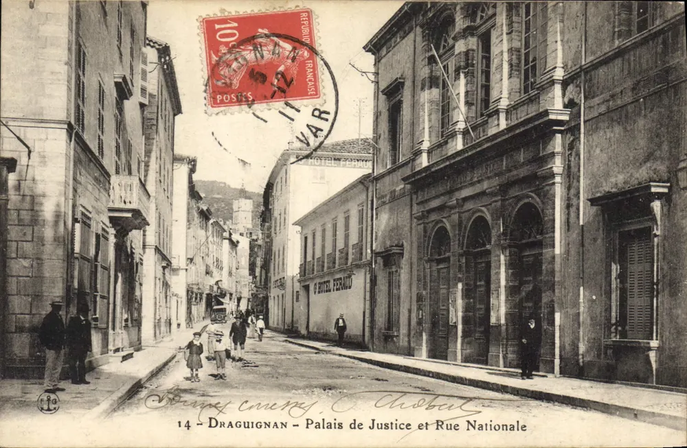 Draguignan — Palast der Gerechtigkeit und Nationale Straße — Hôtel Feraud - Vorderseite