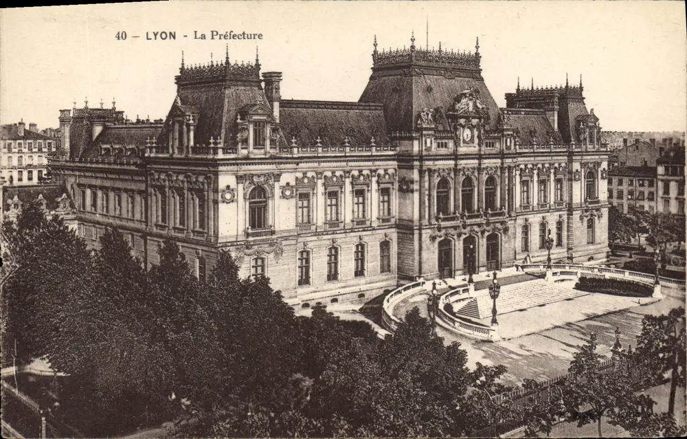 LYON - A Prefeitura — vista do edifício com escada e jardim — série 40 - Frente