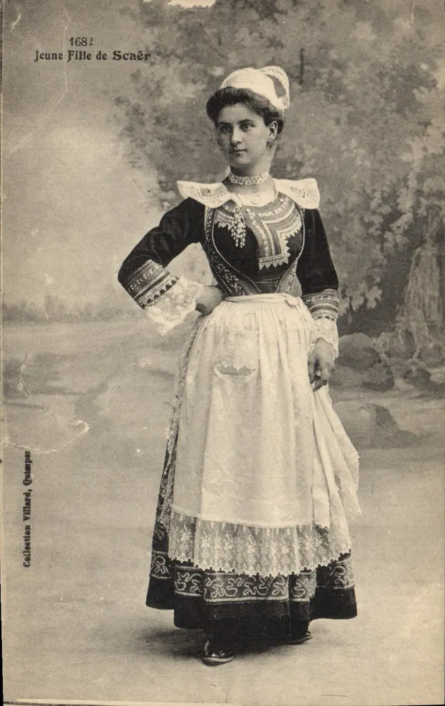 Jovem Menina de Scaër — traje tradicional — Coleção Villard, Quimper, n° 1682 - Frente