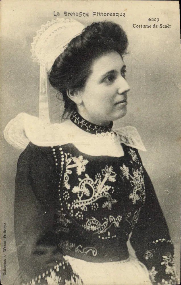 A Bretanha Pitoresca — Traje de Scaër — Coleção A. Waron, St-Briac, n°6203 - Frente