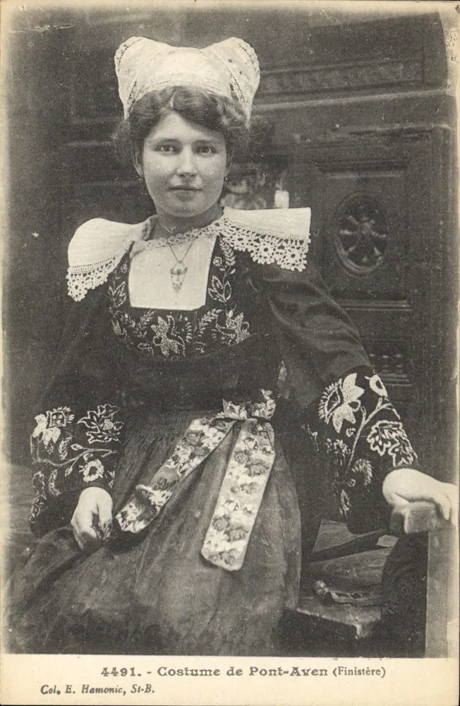 Mulher em traje de Pont-Aven — Finistère — Coleção E. Hamonic, St-B. - Frente